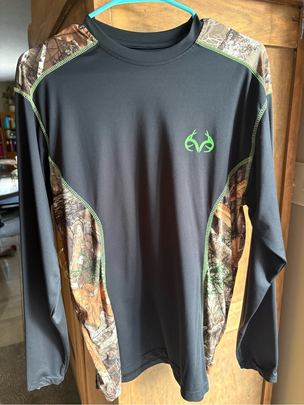 Realtree Black  Long Sleeve Performance Shirt with Camo Panels size medium